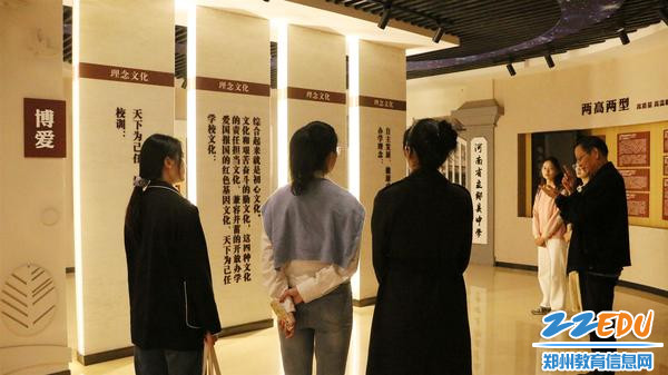 孟文军老师给实习教师介绍学校文化历史_副本 孟文军老师给实习教师介绍学校文化历史_副本
