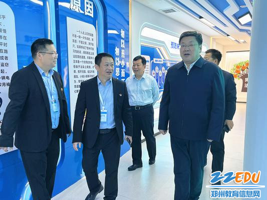 参观法治教育中心_副本