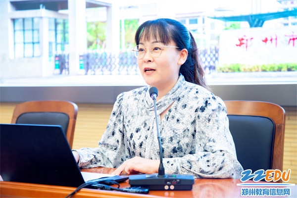 2教科室主任姜春春主持活动