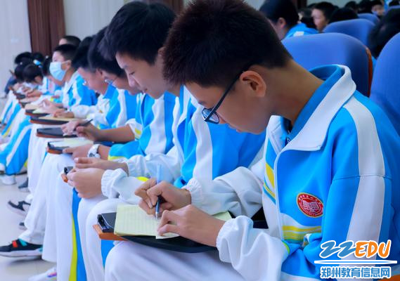 5、学生积极参与时光慢递活动