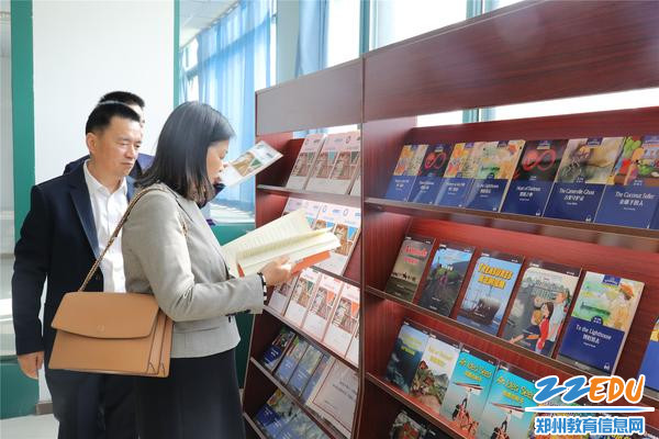 8翻阅英语校本课程读本
