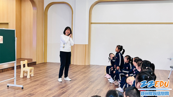 3郑州市实验幼儿园惠济园区副园长何琛展示观摩课中班歌唱活动《睡得甜甜》