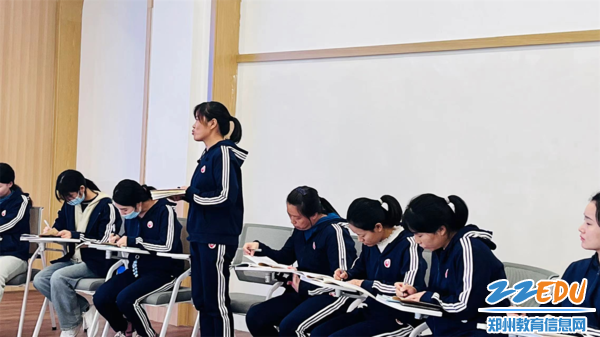 4老师们积极参与研讨