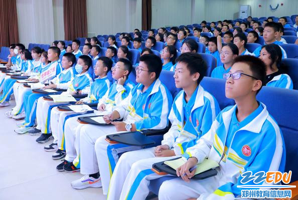 3、学生认真听讲座
