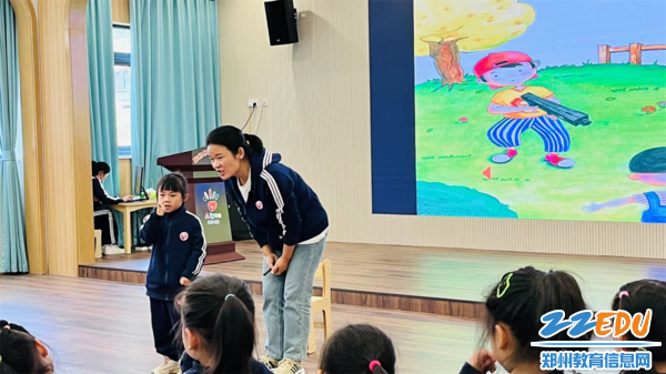 2登封市爱民路幼儿园申晓燕老师执教中班音乐表演《你开枪我来躲》