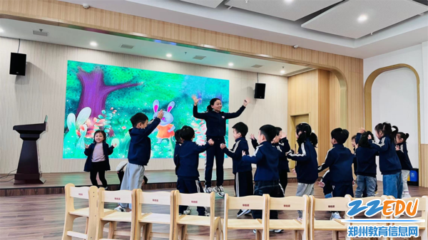 2.1登封市爱民路幼儿园李彦青老师执教中班音乐表演《小兔和狼》