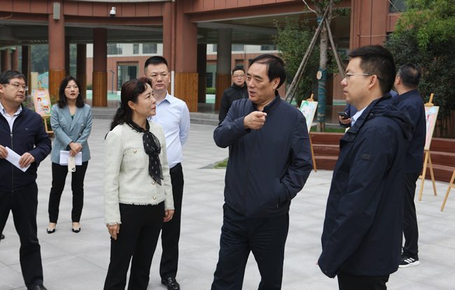 樊福太一行询问学校在集团化办学、教师校长轮岗交流等方面的开展情况及存在的困难问题