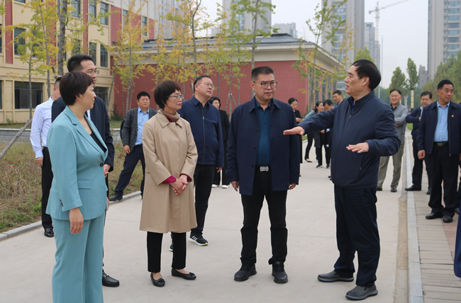 郑州市教育局督学曹章成等陪同调研
