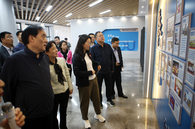 10月12日，郑州市政协副主席、一级巡视员樊福太一行调研我市加快义务教育优质均衡发展优化区域教育资