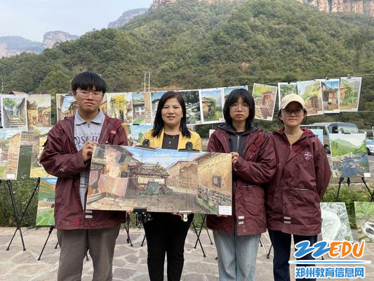 校党委书记段亚萍和学生合影