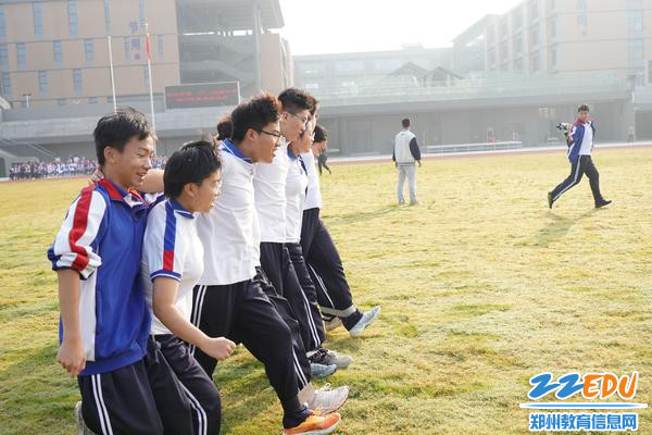 5学生进行“20人21足”比赛