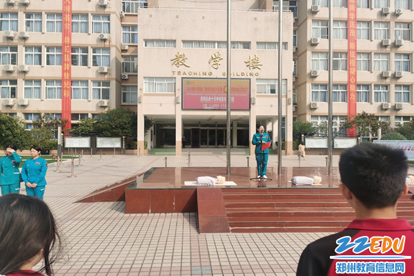 主持人李娜给学生普及全国自救互救日相关知识_副本