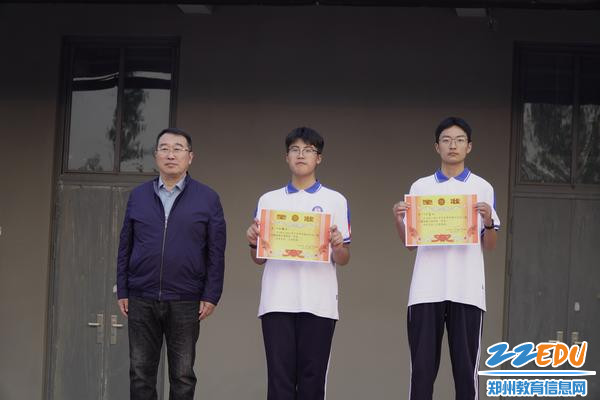 11学校负责人时文忠为获奖班级颁奖