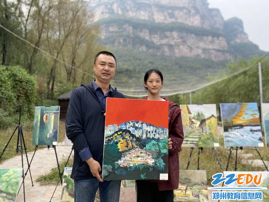 副校长倪海军和作品被收藏学生合影