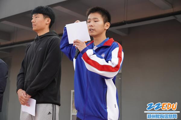 4运动员代表王轶博进行宣誓