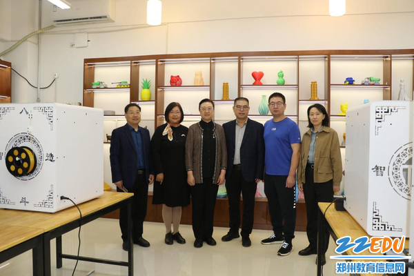 ”中小学创客教育区域发展样态的研究与实践“项目组核心成员张五敏、王海燕、王海花、曹章成、崔晓勇、周晋娜（从左边到右）