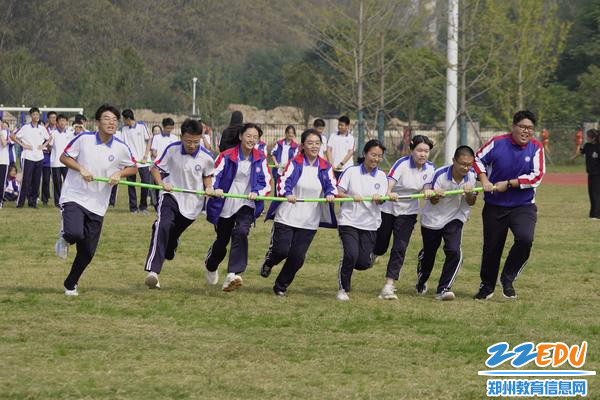 7学生进行“滚雪球”比赛