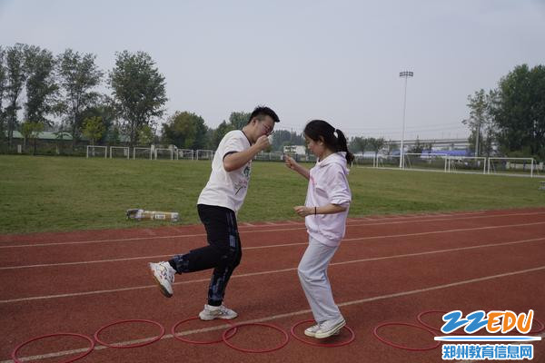 9教师进行“飞行棋对抗接力”比赛