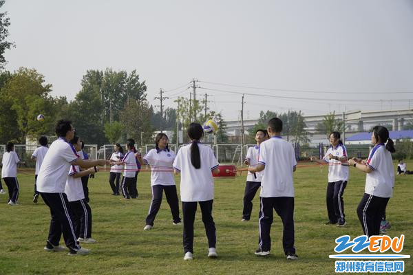 8学生进行“同心鼓颠球”比赛