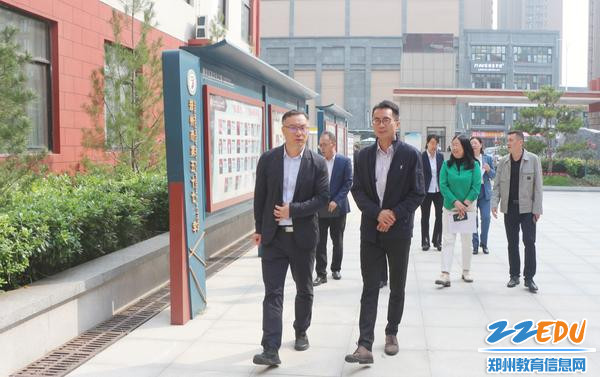 郑州市第五十七中学南校区校长王长喜陪同调研并介绍学校发展情况