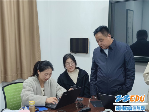 社会事业局党委书记、局长田鸿鹏查看现场签约情况