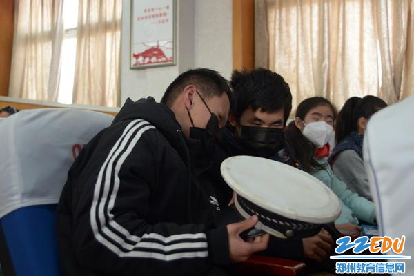 盲生触摸感知交警帽