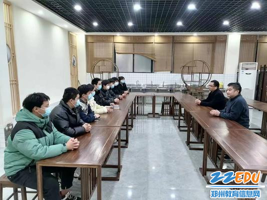 4.工作组领导与学生代表交流 