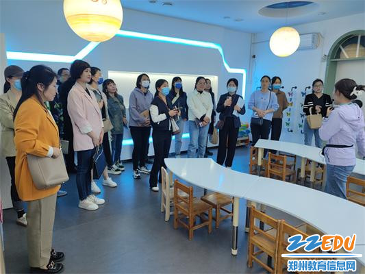 5.老师向家长们介绍科学发现室的奥秘