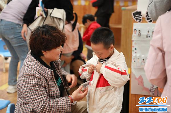 7.“我会扣扣子了”孩子向家长展示自己的新本领