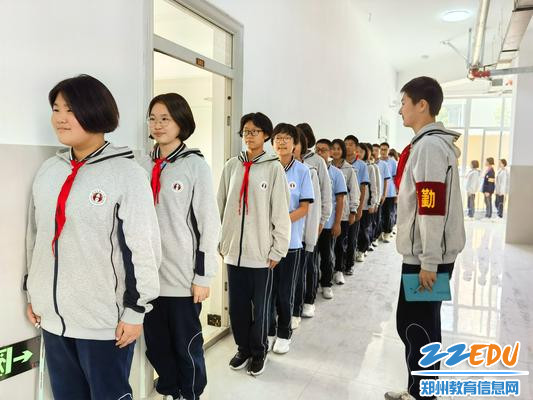 学生志愿者监督排队就餐