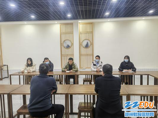 5.工作组领导与班主任代表交谈