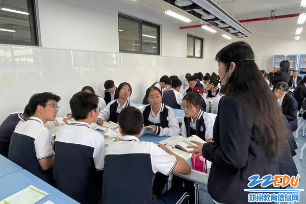 苏浏芸老师参与学生小组合作