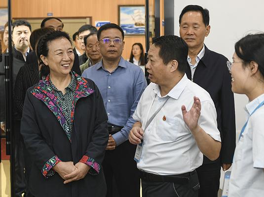 1省关工委主任赵素萍一行在99中调研.jpg