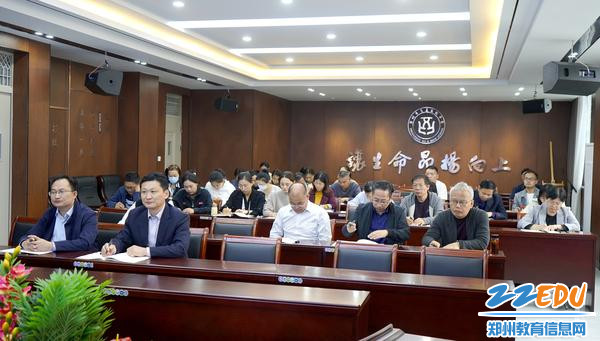 全体教师认真听课