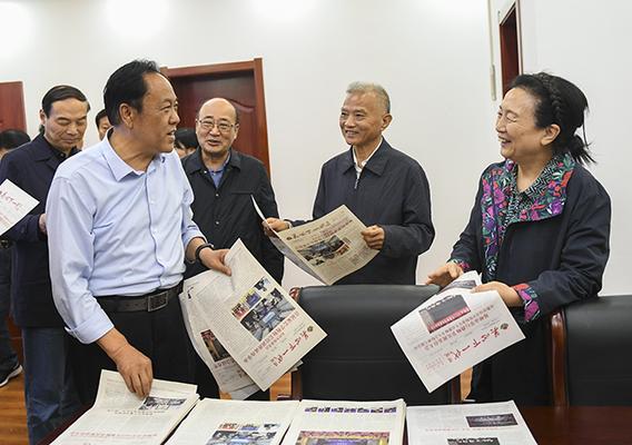 2 省关工委主任赵素萍一行在我市教育局关工委调研.jpg