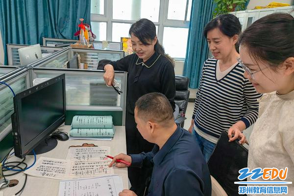 3数学老师在一起讨论