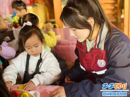 实践学生指导幼儿做手工