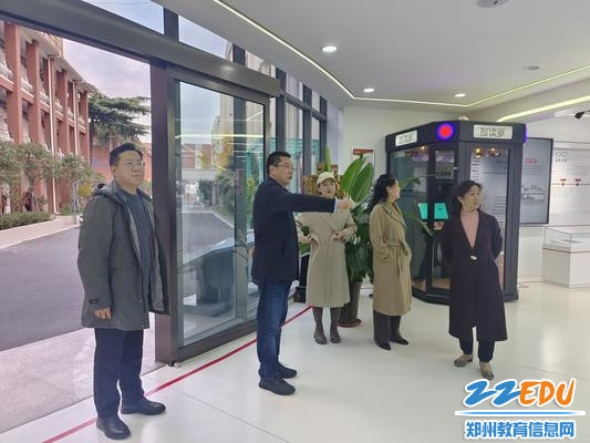 5一起参观郑州市金融学校校史馆