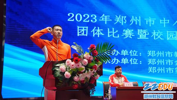 郭小强老师代表全体参赛老师宣誓