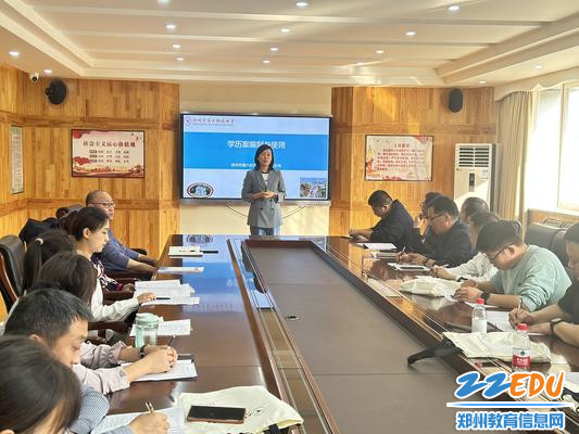 班冬梅课程教学处主任班冬梅进行主题分享