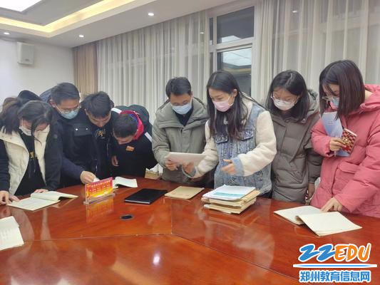 青年教师参观学习李长颖老师的教案