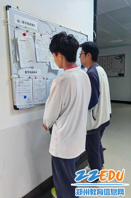 2学生们欣赏获胜者的作答过程