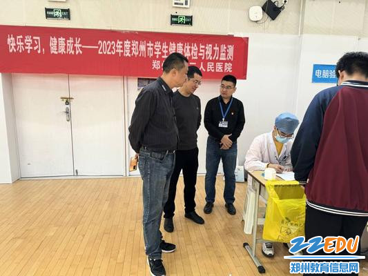 2.保健站李然现场查看健康体检与视力监测现场_1024_768_70