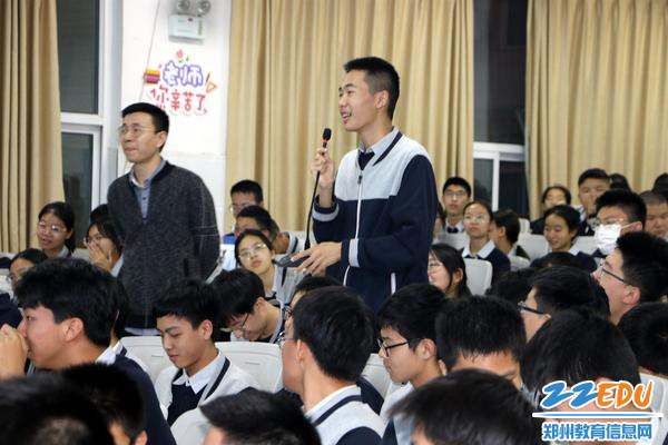 郑州二高高一创新班学生与宋玉副院长现场互动_副本