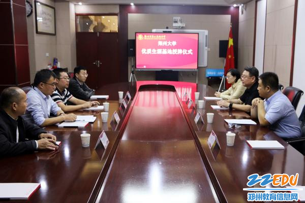 工会主席蒋立春介绍郑州二高的办学特色和教育教学成绩_副本