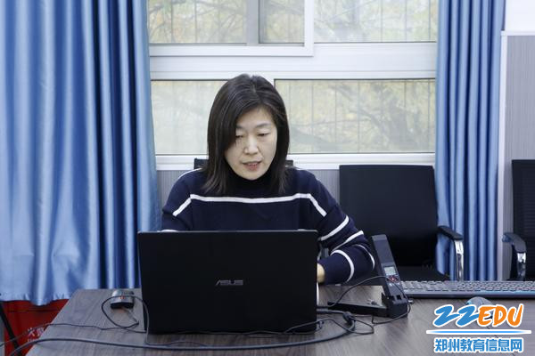 4课题组成员进行中期汇报