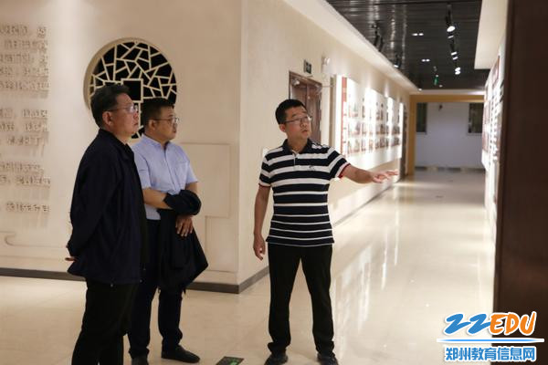 工会主席蒋立春给郑州大学领导讲解郑州二高悠久的办学历史_副本