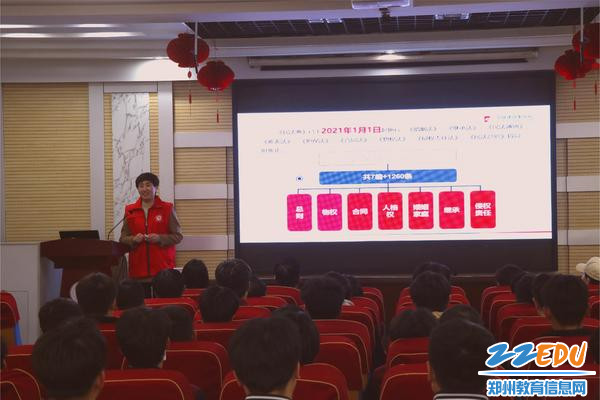 3赵律师深入浅出地为学生讲解法律知识