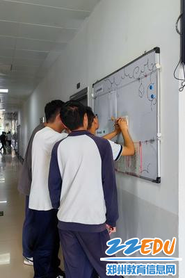 1参赛同学在展板前认真作答