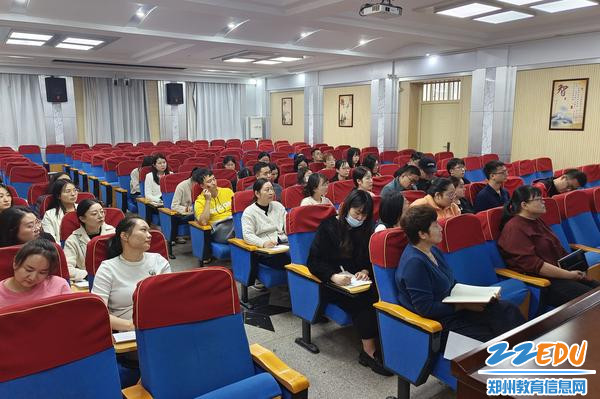 青年教师认真学习讲座内容